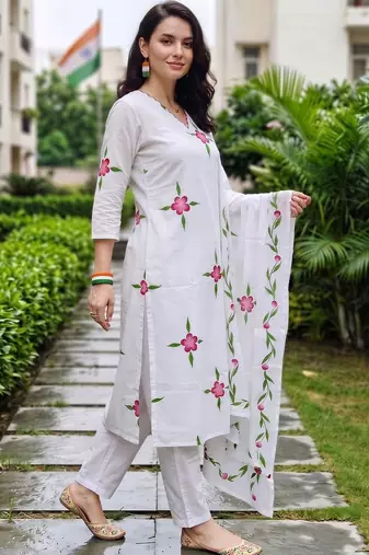 women floral printed regular cotton kurta with trousers & with dupatta
