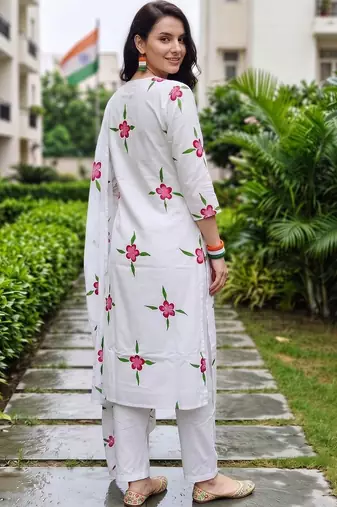 women floral printed regular cotton kurta with trousers & with dupatta