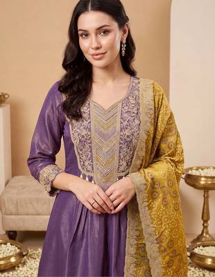 women ethnic motifs embroidered regular kurta with trousers & with dupatta 2