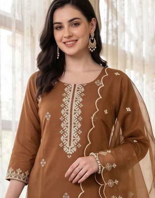 women ethnic motifs embroidered regular thread work kurta with trousers & with dupatta 2