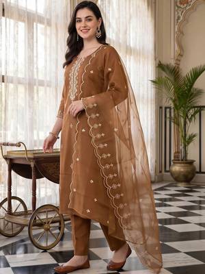 women ethnic motifs embroidered regular thread work kurta with trousers & with dupatta 3