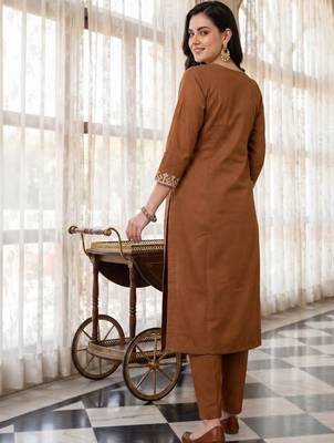 women ethnic motifs embroidered regular thread work kurta with trousers & with dupatta 4