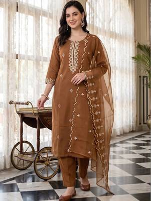 women ethnic motifs embroidered regular thread work kurta with trousers & with dupatta 6