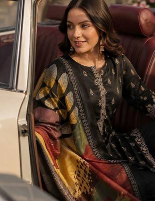 women ethnic motifs printed regular kurta with trousers & with dupatta 4
