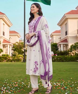women floral printed regular kurta with trousers & with dupatta 4