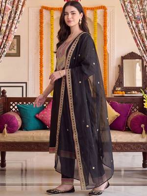 women ethnic motifs embroidered regular kurta with trousers & with dupatta 3