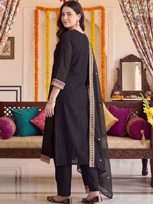 women ethnic motifs embroidered regular kurta with trousers & with dupatta 4