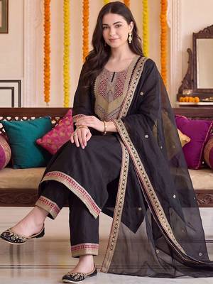 women ethnic motifs embroidered regular kurta with trousers & with dupatta 5