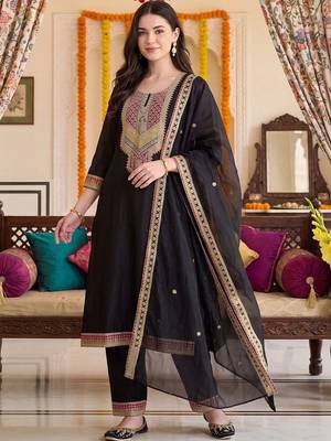 women ethnic motifs embroidered regular kurta with trousers & with dupatta 6