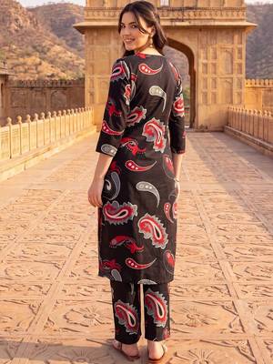 women paisley printed regular cotton kurta with trousers 3