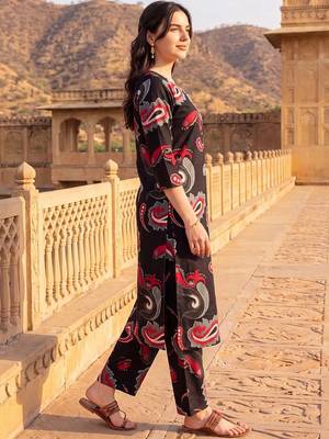 women paisley printed regular cotton kurta with trousers 4