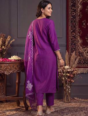 women floral embroidered regular thread work liva kurta with trousers & with dupatta 2