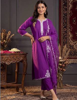 women floral embroidered regular thread work liva kurta with trousers & with dupatta 4