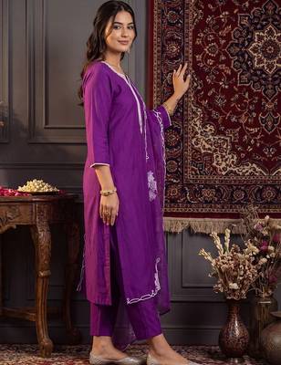 women floral embroidered regular thread work liva kurta with trousers & with dupatta 6