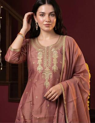 women ethnic motifs embroidered regular kurta with trousers & with dupatta 2