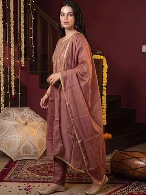 women ethnic motifs embroidered regular kurta with trousers & with dupatta 3