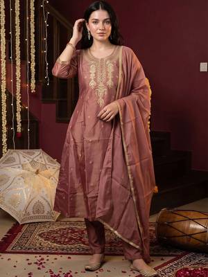 women ethnic motifs embroidered regular kurta with trousers & with dupatta 4