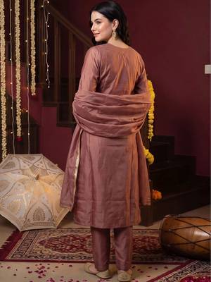 women ethnic motifs embroidered regular kurta with trousers & with dupatta 5