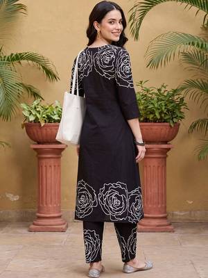 women floral printed regular cotton kurta with trousers 4