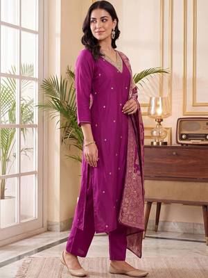 women ethnic motifs embroidered regular kurta with trousers & with dupatta 2