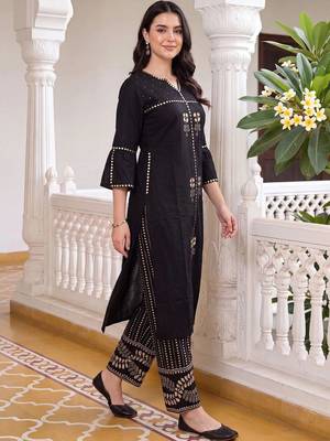 women ethnic motifs printed regular cotton kurta with trousers 3