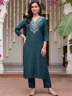 women ethnic motifs embroidered regular thread work kurta with trousers 2