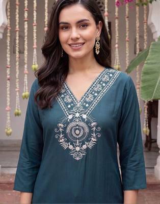 women ethnic motifs embroidered regular thread work kurta with trousers 3