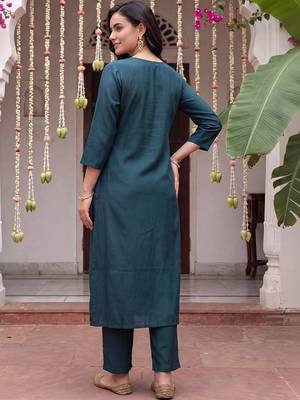 women ethnic motifs embroidered regular thread work kurta with trousers 4