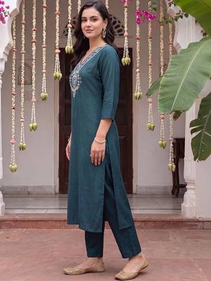 women ethnic motifs embroidered regular thread work kurta with trousers 5