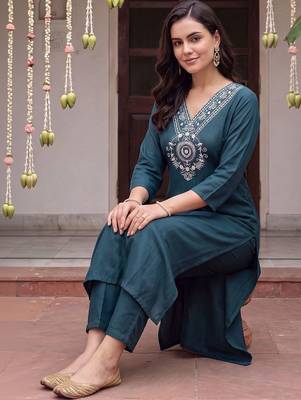 women ethnic motifs embroidered regular thread work kurta with trousers 6