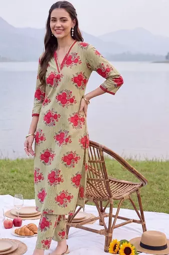 women floral printed regular cotton kurta with trousers