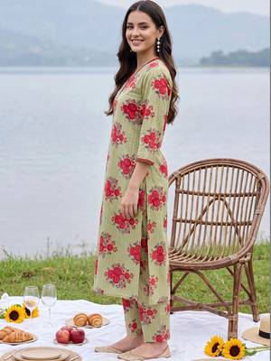 women floral printed regular cotton kurta with trousers 3