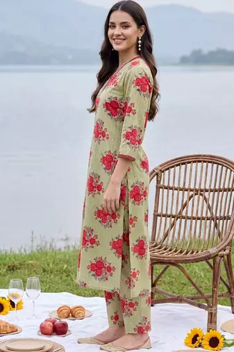 women floral printed regular cotton kurta with trousers