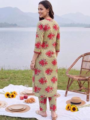 women floral printed regular cotton kurta with trousers 4