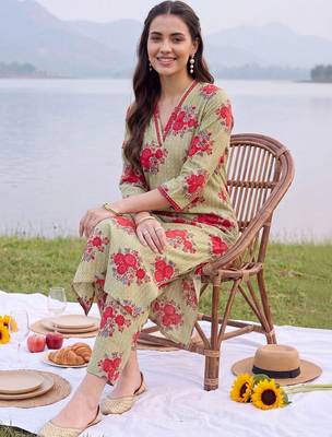 women floral printed regular cotton kurta with trousers 5