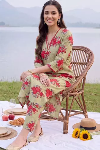 women floral printed regular cotton kurta with trousers