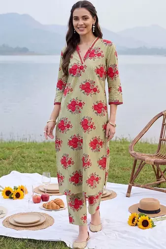 women floral printed regular cotton kurta with trousers