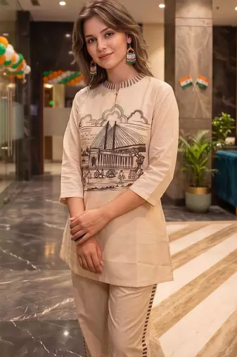 women printed regular kurti with trousers