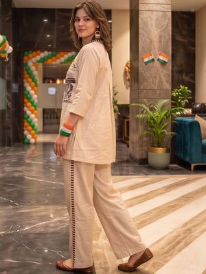 women printed regular kurti with trousers 3