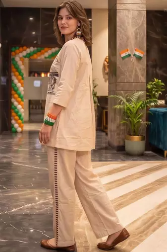 women printed regular kurti with trousers