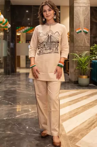 women printed regular kurti with trousers