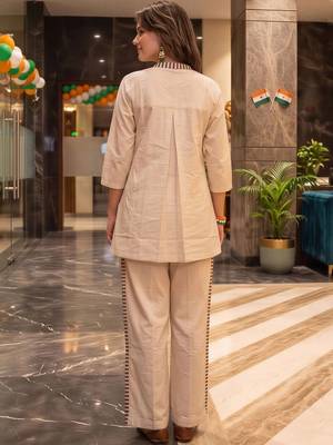 women printed regular kurti with trousers 5