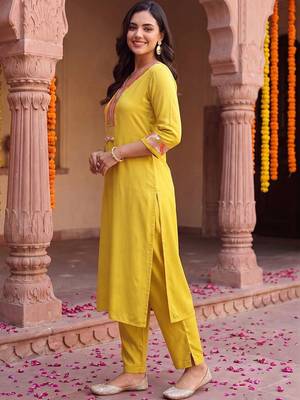 women ethnic motifs embroidered regular sequinned kurta with trousers 3