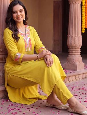 women ethnic motifs embroidered regular sequinned kurta with trousers 4
