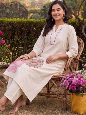 women floral embroidered regular thread work kurta with trousers 3