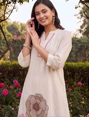 women floral embroidered regular thread work kurta with trousers 6