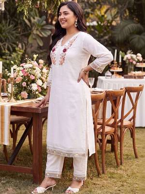 women floral embroidered regular beads and stones kurta with trousers & with dupatta 3