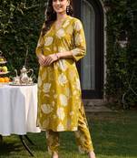 women floral printed regular cotton kurta with trousers