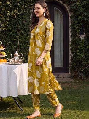 women floral printed regular cotton kurta with trousers 3