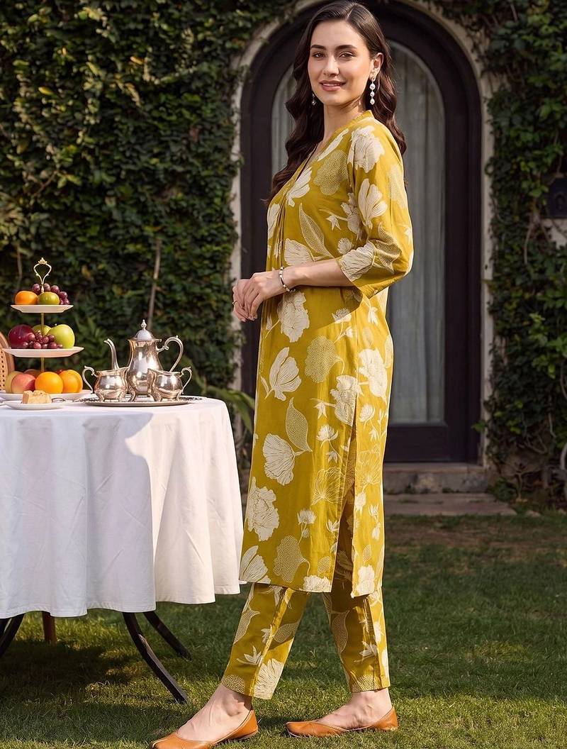 women floral printed regular cotton kurta with trousers